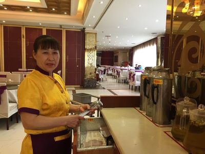 年輕面孔難覓，銀發(fā)身影成景 餐飲業(yè)服務(wù)崗的“年齡斷層”與轉(zhuǎn)型